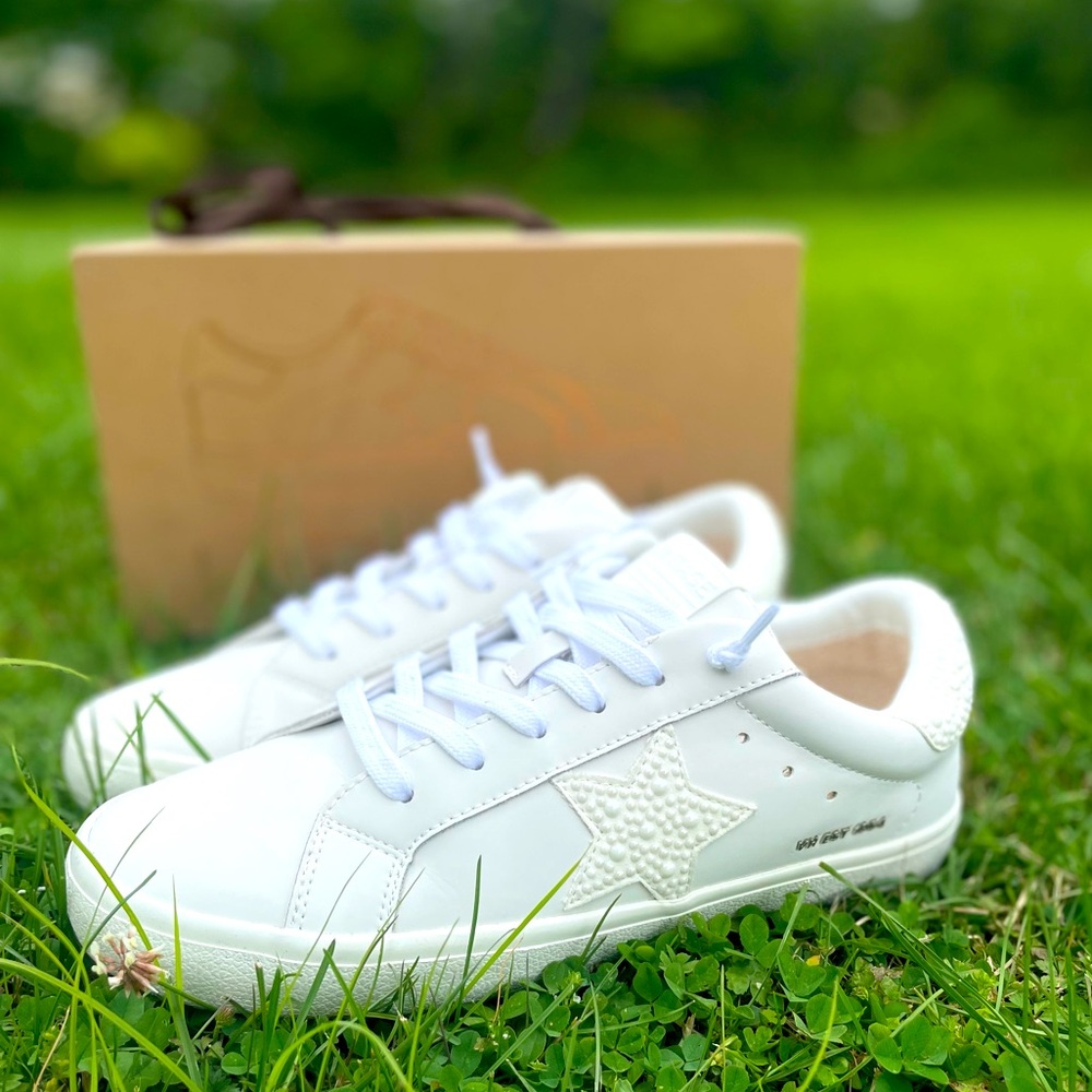 Just like new! Vintage Havana sneaker with pearl detail, white, women’s size 11.